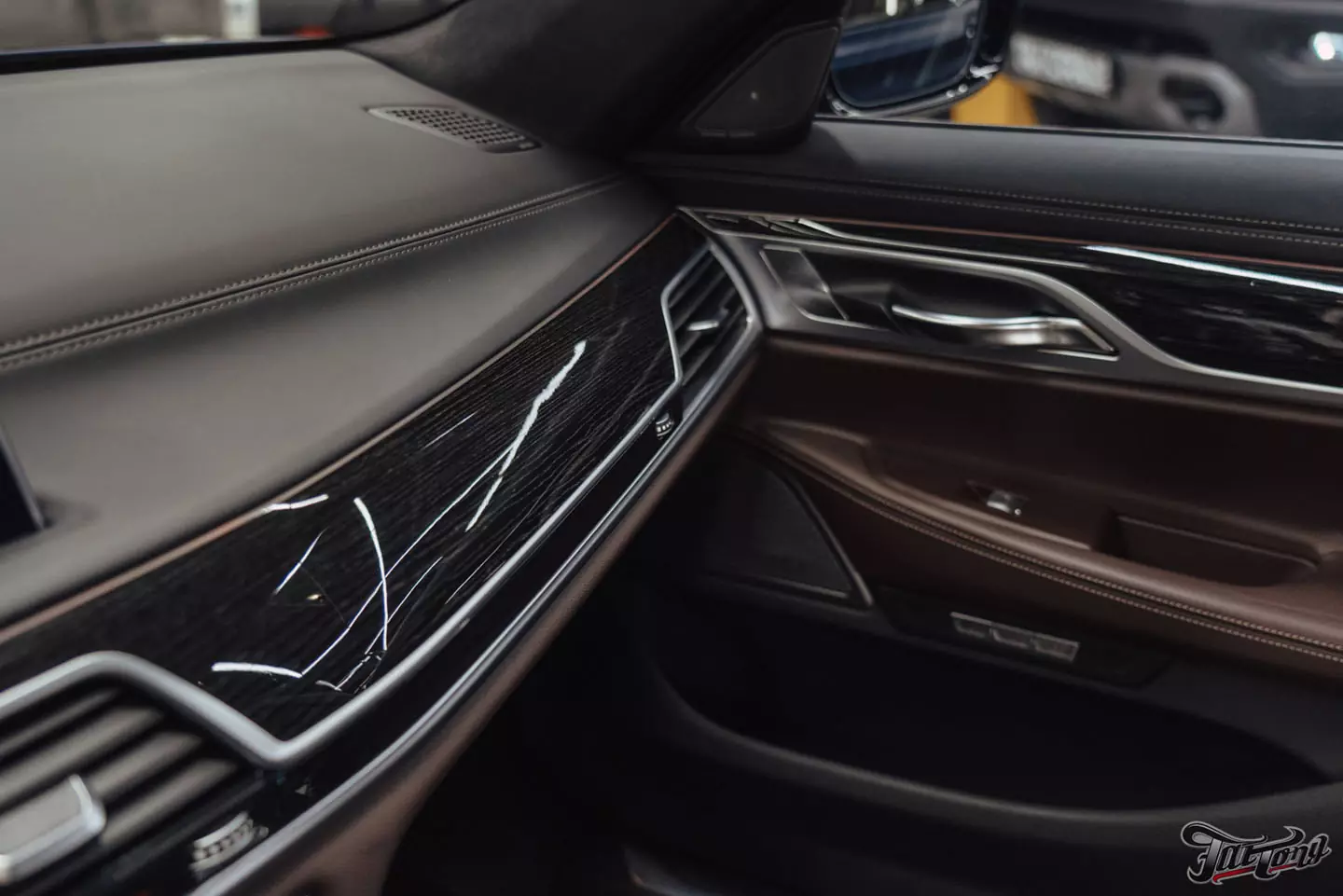 Оклейка BMW 7 в матовый винил и полиуретан. Антихром, окрас дисков и суппортов. Детейлинг